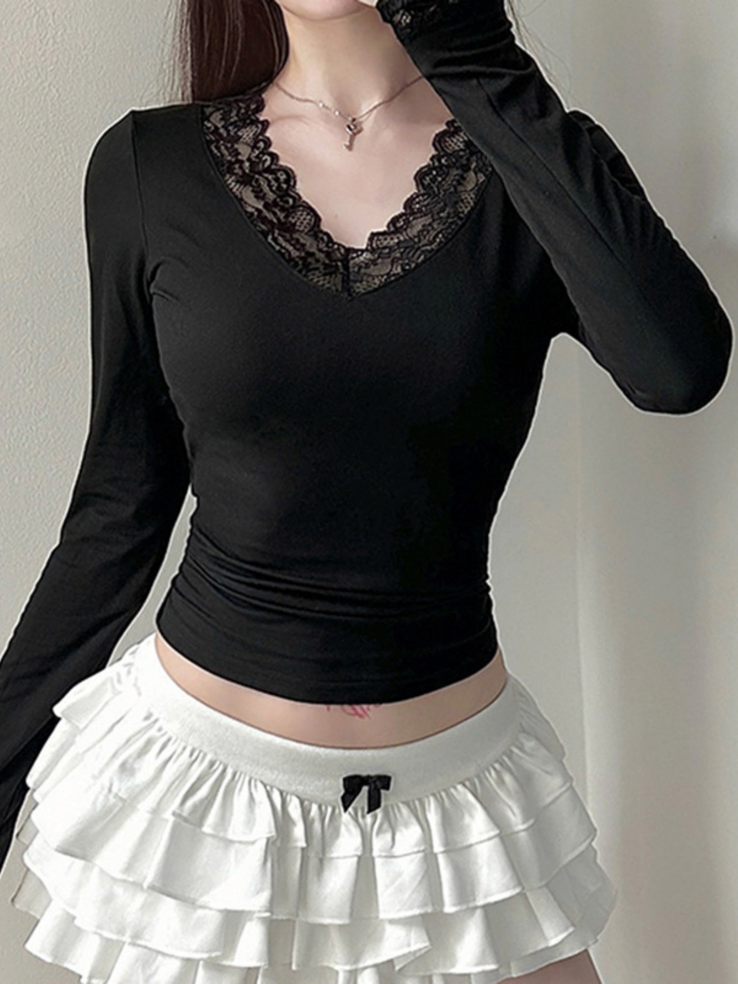 V-neck Lace Patchwork Long-sleeved T-shirt